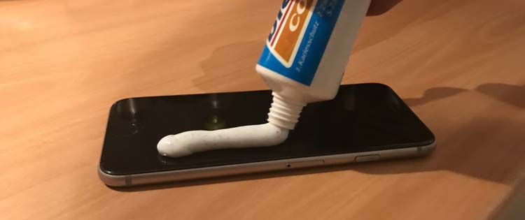 Smartphone Kratzer mit Zahnpasta beheben